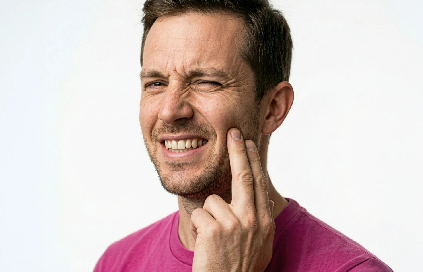 Uomo che porta la mano alla guancia con espressione di dolore